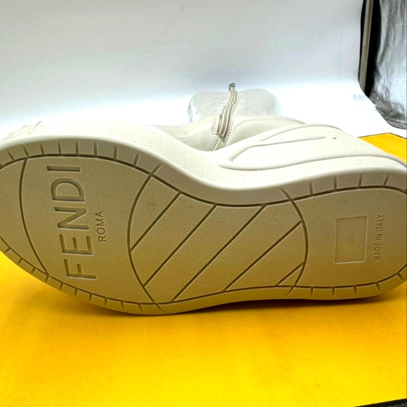 Fendi's knee-high boots flaunt a glossy/New with bix an cloth bag - Picture 8 of 10